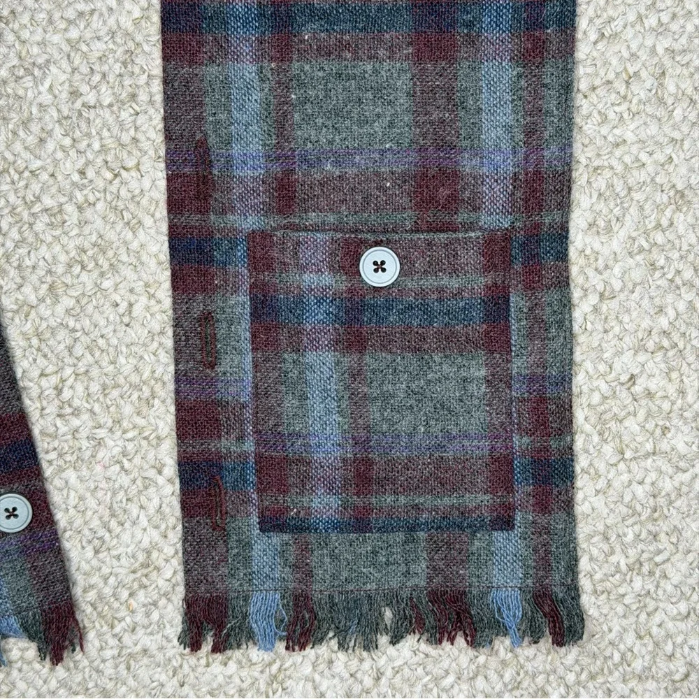 Wool scarf with pockets and button closure